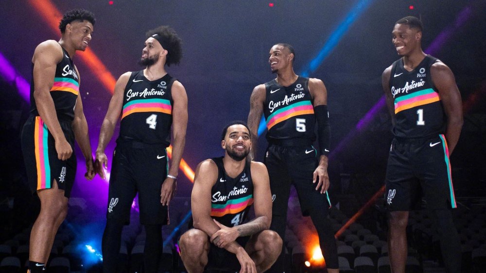 马赛反击犀利成为法甲黑马（马赛凭凌厉反击跃升为法甲黑马）