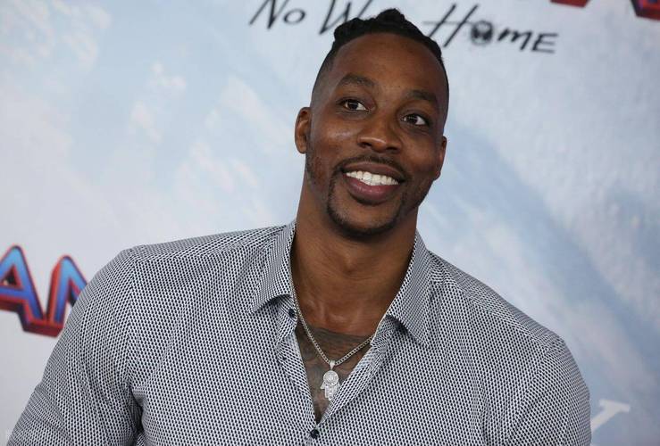 詹姆斯篮板抢断关键时刻锁定胜局（詹姆斯关键篮板与抢断锁定胜局）