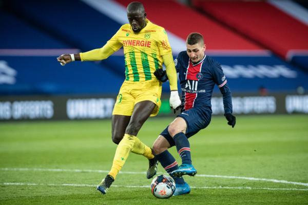 小海梅鞋没穿好照样能进三分，命中后自己娇羞一笑（小海梅鞋没穿稳仍命中三分，得手后羞涩一笑）