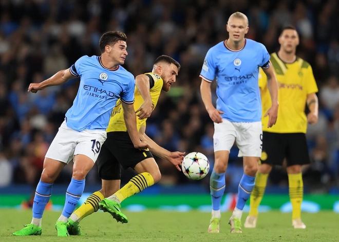 詹姆斯关键时刻爆发，最后4分钟连得10分（詹姆斯在关键时刻接管比赛，末段4分钟连砍10分）