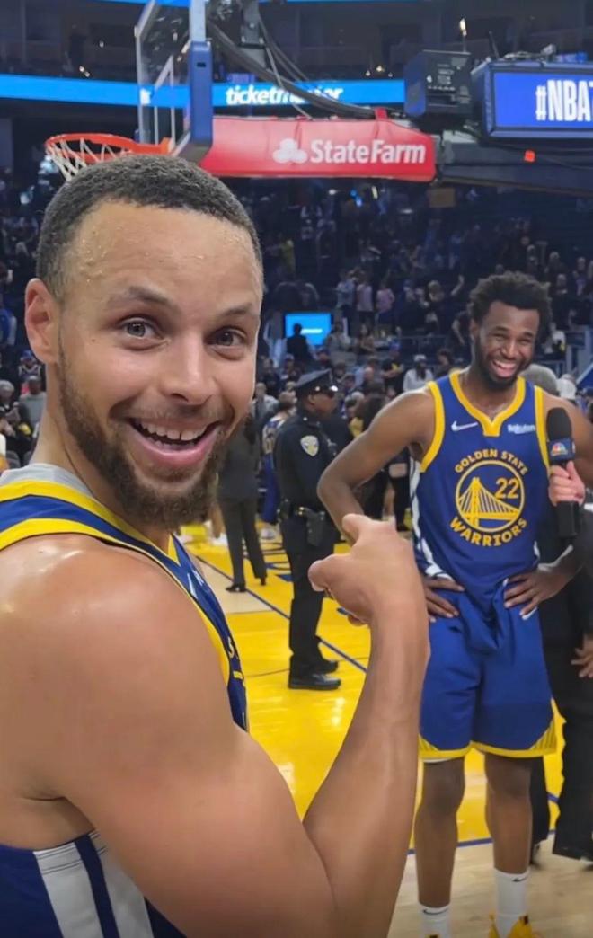 拿来吧你！柏林赫塔球员一把抢过对手教练给球员的战术小纸条（柏林赫塔球员当场抢走对手教练递给球员的战术纸条）