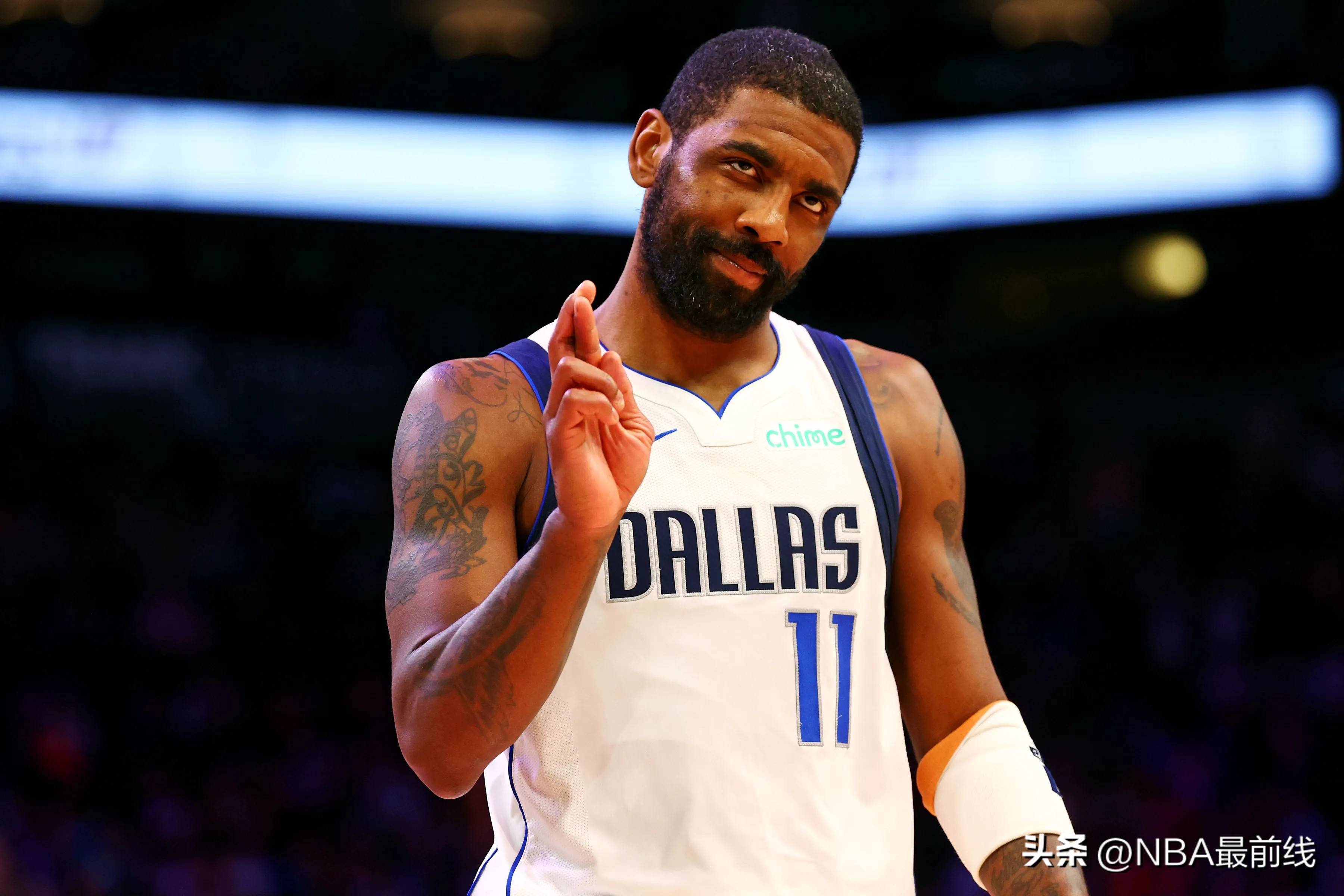 对手主教练无奈摇头（对方主帅无奈摇头）