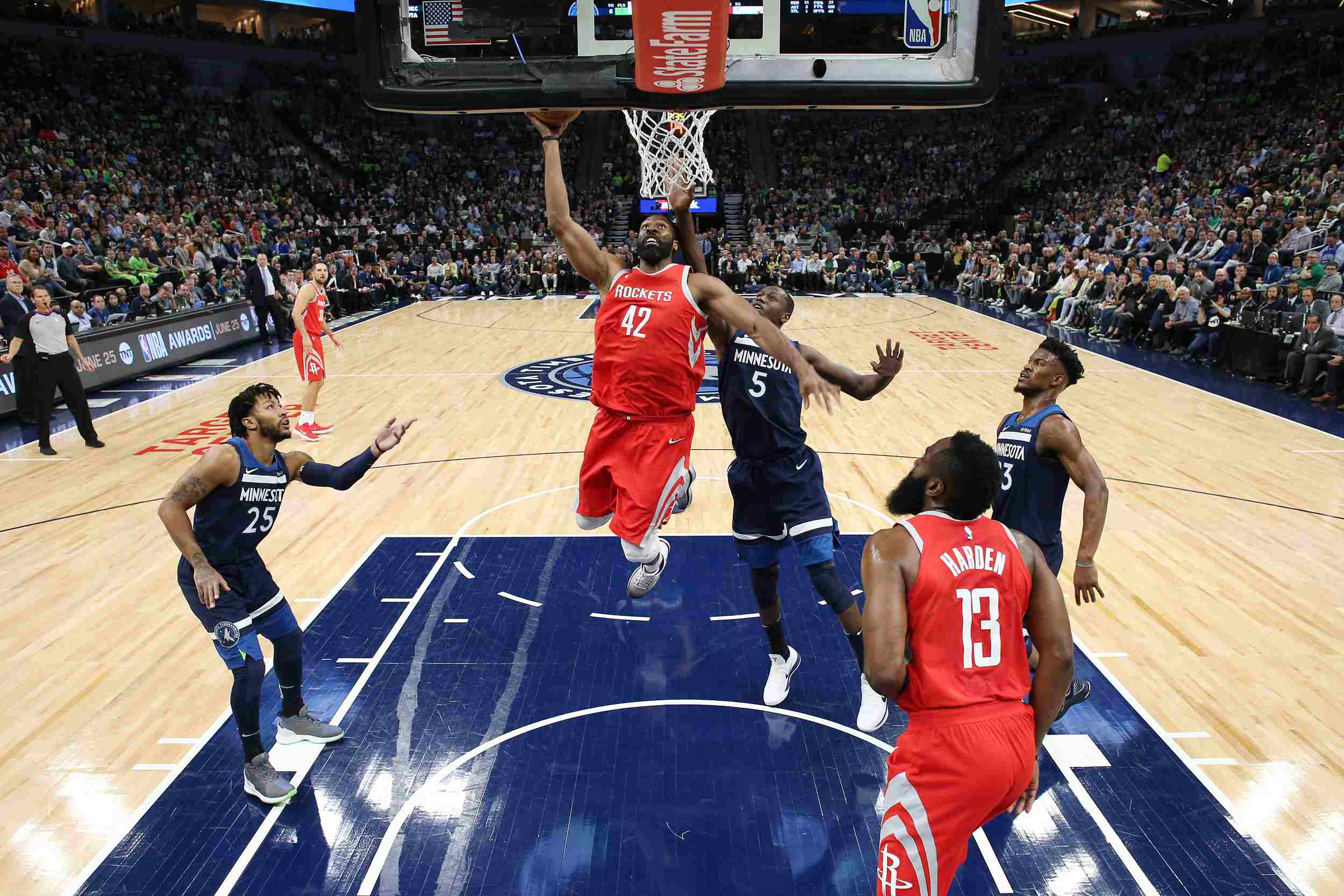 主场龙硬撼银河战舰！毕尔巴鄂死磕皇马，欧冠资格战意对决（圣马梅斯主场硬刚银河战舰！毕尔巴鄂鏖战皇马，欧冠席位生死对决）