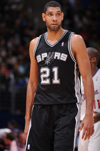 福登调侃小球迷：要这么多签名是不要拿去卖，赚了钱分我一半（福登打趣小球迷：签这么多别拿去卖，赚了记得分我一半）