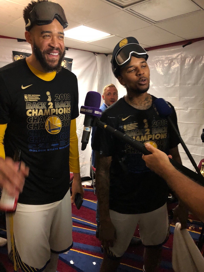 徐昕赛后前往医院拍片 初步诊断为对抗时的硬伤（徐昕赛后赴医院进行影像检查 初判为对抗所致硬伤）