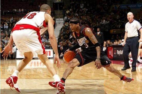 Shams：卡梅伦·约翰逊遭遇右膝骨挫伤，将4-6周后复查（Shams：卡梅伦·约翰逊右膝骨挫伤，预计4至6周后复查）