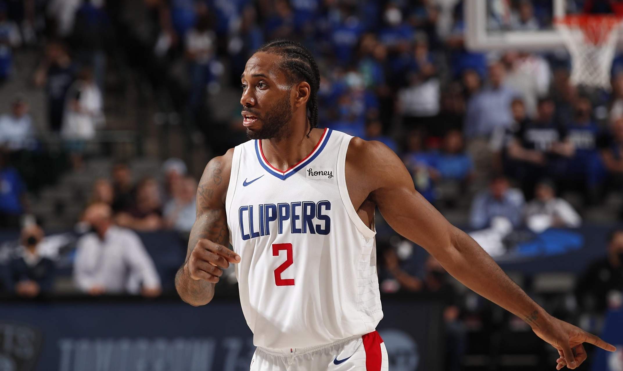 曼联中场梅努的未来：从边缘到重生（从边缘到崛起：曼联中场梅努的前路）