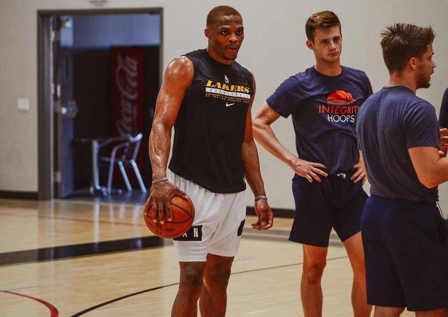 头球双响，孔德当选巴萨vs法兰克福全场最佳球员（孔德头球梅开二度，荣膺巴萨战法兰克福全场最佳）