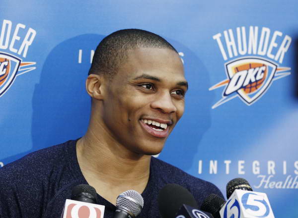 赵丽娜：走了70所学校，女孩踢球屈指可数；想让女孩踢球普及（赵丽娜：走访70校发现踢球女孩凤毛麟角，盼女足参与更普及）